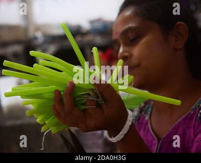 Die Arbeiter sind damit beschäftigt, vor dem Diwali-Festival Kerzen zu machen. Während Diwali, dem jährlichen hinduistischen Lichterfest, kaufen die Menschen Kerzen, um ihre Häuser zu schmücken. Agartala, Tripura, Indien. Stockfoto