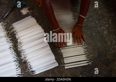 Die Arbeiter sind damit beschäftigt, vor dem Diwali-Festival Kerzen zu machen. Während Diwali, dem jährlichen hinduistischen Lichterfest, kaufen die Menschen Kerzen, um ihre Häuser zu schmücken. Agartala, Tripura, Indien. Stockfoto