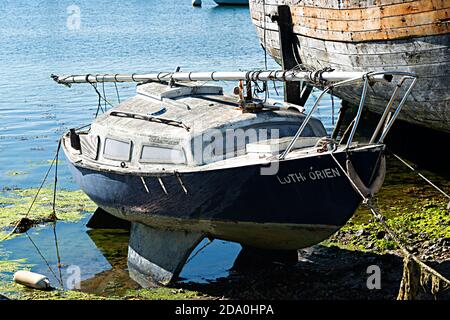 Vernachlässigt kleine Segelyacht in der Notwendigkeit der Reinigung auf dem Vorland bei Dell Quay, Chichester Harbour, West Sussex, England, Großbritannien Stockfoto