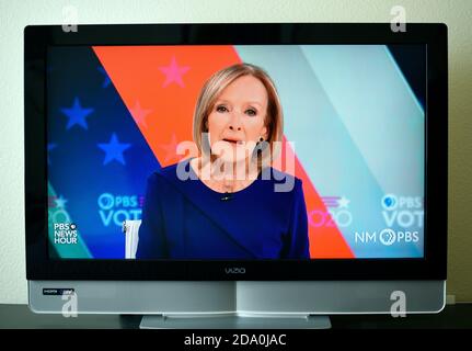 Ein TV-Bildschirm Grab von PBS NewsUnsere Anchor Judy Woodruff Berichterstattung über Wahlergebnisse am Tag nach dem 3. November US-Präsidentschaftswahl. Stockfoto