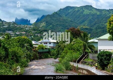 Kleiner Fluss vor Tahara belvedere, Tahiti Nui, Gesellschaftsinseln, Französisch Polynesien, Südpazifik. Blick auf den schwarzen Sandstrand von Lafayette vom Point de Stockfoto