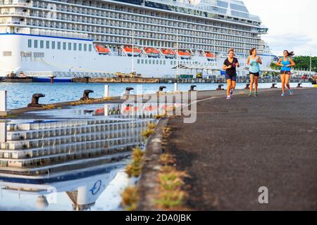 Frau, die vor MS Marina lief, dockte im Hafen von Papeete an. Tahiti, Französisch-Polynesien, Papeete's Hafen, Tahiti Nui, Gesellschaftsinseln, Französisch Polyne Stockfoto