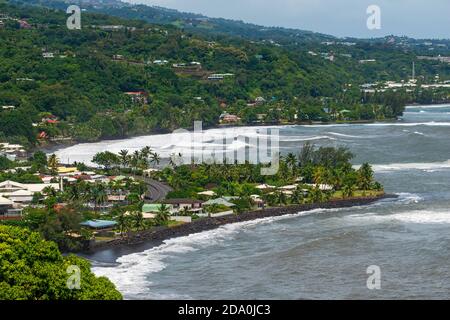 Tahara belvedere, Tahiti Nui, Gesellschaftsinseln, Französisch-Polynesien, Südpazifik. Blick auf den schwarzen Sandstrand von Lafayette vom Point de View du Tahara'a Belv Stockfoto