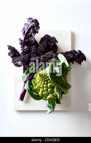 Roter Kohl und romanesco Brokkoli auf weißem Hintergrund Draufsicht Stockfoto