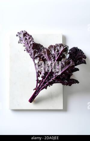 Roter Grünkohl auf weißem Hintergrund Draufsicht Stockfoto