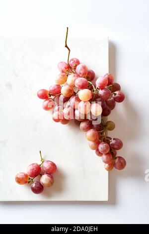 Eine Traube rosa Muskateller Trauben auf weißem Hintergrund Stockfoto