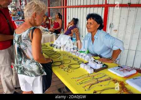 Perlenmarkt in Papeete Tahiti Französisch-Polynesien. Tahiti schwarze Perle Landwirtschaft Demonstration. Farmer zeigt schwarze Lippenauster, um das kostbare zu kultivieren Stockfoto