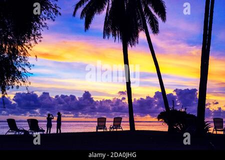 Sonnenuntergang im Le Meridien Hotel auf der Insel Tahiti, Französisch Polynesien, Tahiti Nui, Gesellschaftsinseln, Französisch Polynesien, Südpazifik. Stockfoto