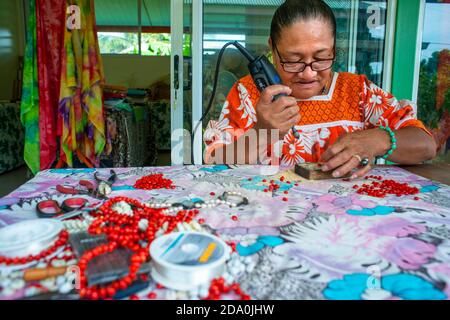 Souvenirstand in Papeete Municipal Covered Market, Papeete, Tahiti, Französisch Polynesien, Tahiti Nui, Gesellschaftsinseln, Französisch Polynesien, Südpazifik. Stockfoto