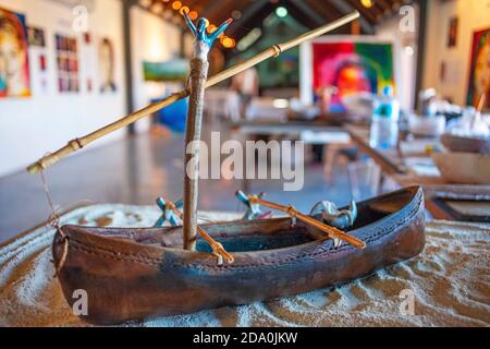 Handgemachte polynesische Boot-Souvenirs. Souvenirstand in Papeete Stadtverdeckter Markt, Papeete, Tahiti, Französisch Polynesien, Tahiti Nui, Gesellschaftsinsel Stockfoto