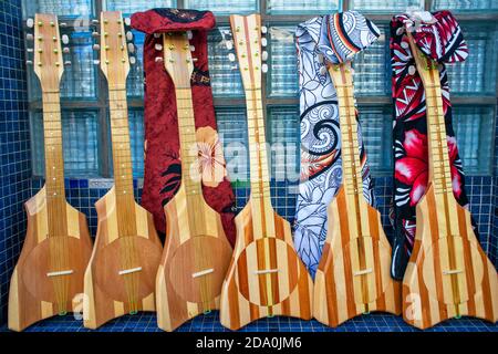 Ukelele Gitarre Souvenirstand in Papeete städtischen überdachten Markt, Papeete, Tahiti, Französisch Polynesien, Tahiti Nui, Gesellschaftsinseln, Französisch Polynesien, Stockfoto