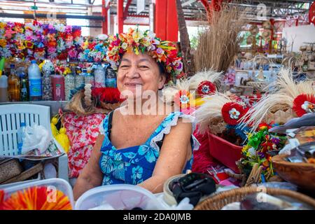 Souvenirstand in Papeete Municipal Covered Market, Papeete, Tahiti, Französisch Polynesien, Tahiti Nui, Gesellschaftsinseln, Französisch Polynesien, Südpazifik. Stockfoto