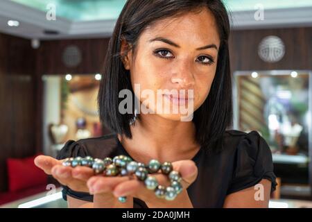 Verkäufer in Tahia Exquisite Tahitian Pearls Shop in Papeete, Tahiti, Französisch-Polynesien, Tahiti Nui, Gesellschaftsinseln, Französisch-Polynesien, Südpazifi Stockfoto