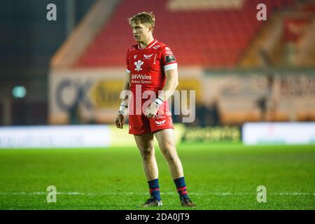 Llanelli, Großbritannien. November 2020. Scarlets Ersatz Sam Costelow während der Scarlets V Zebre PRO14 Rugby Match. Kredit: Gruffydd Thomas/Alamy Live Nachrichten Stockfoto