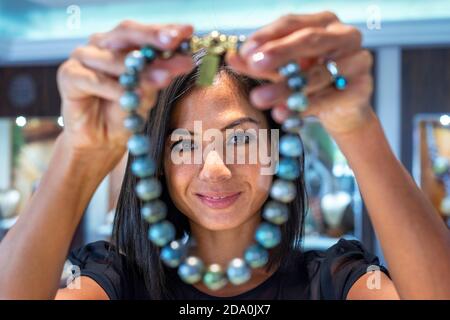 Verkäufer in Tahia Exquisite Tahitian Pearls Shop in Papeete, Tahiti, Französisch-Polynesien, Tahiti Nui, Gesellschaftsinseln, Französisch-Polynesien, Südpazifi Stockfoto