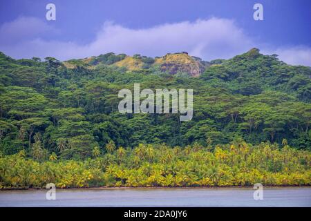 Berge in Huahine, Gesellschaftsinseln, Französisch-Polynesien, Südpazifik. Küste und Lagune der Insel Huahine in der Nähe von Maroe Bay, Südpazifik Stockfoto