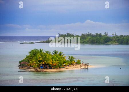 Kleine idyllische Insel Motu in Huahine Insel Gesellschaftsinseln, Französisch-Polynesien, Süden. Küste und Lagune der Insel Huahine in der Nähe von Maroe Bay, Süd Pa Stockfoto