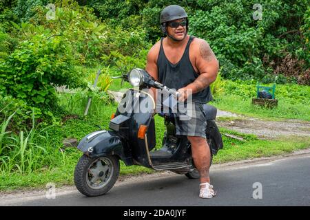 Porträt eines lokalen dicker Mann Wirh Motorrads in Huahine, Gesellschaftsinseln, Französisch-Polynesien, Südsee. Stockfoto