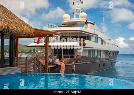 Privates Schiff vor Anker in der Küste bei Bora Bora Vaitape Dock, Gesellschaftsinseln, Französisch Polynesien, Südpazifik. Stockfoto