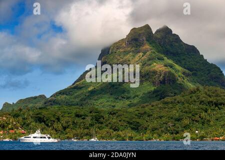 Boot und Blick auf Mount Otemanu, Bora Bora, Gesellschaftsinseln, Französisch-Polynesien Stockfoto