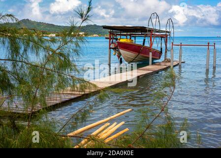 Kleines Boot vor Anker in der Küste bei Bora Bora Vaitape Dock, Gesellschaftsinseln, Französisch Polynesien, Südpazifik. Stockfoto