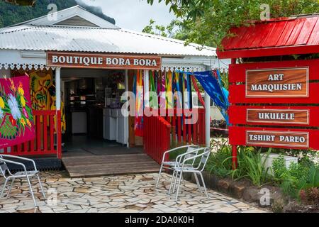 Bunte polynesische Pareo oder Sarong und Souvenirs zum Verkauf in einem touristischen Souvenirladen in Vaitape, Bora Bora, Französisch-Polynesien Stockfoto