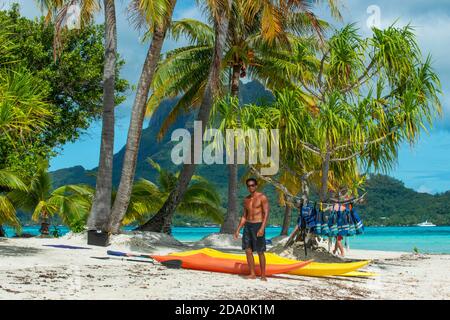 Strand von motu Tevairoa Insel, eine kleine Insel in der Lagune von Bora Bora, Gesellschaftsinseln, Französisch Polynesien, Südpazifik. Stockfoto