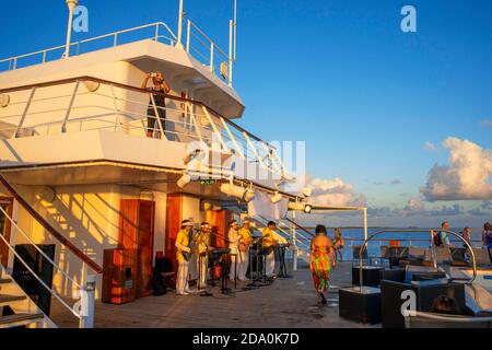 Entertainment Gruppe singen im Paul Gauguin Kreuzfahrtschiff. Frankreich, Französisch-Polynesien, polynesische, Süd-Pazifik. Stockfoto