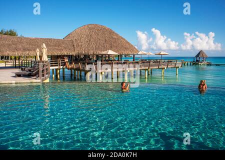 Pool des Luxushotels Kia Ora Resort & Spa auf Rangiroa, Tuamotu Inseln, Französisch-Polynesien. Stockfoto