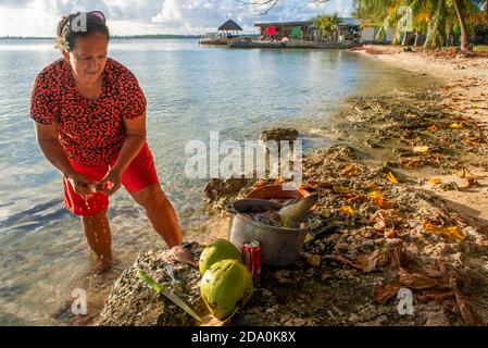 Lokale Fischer Frau in Fakarava Insel, Tuamotus Archipel Französisch Polynesien, Tuamotu Inseln, Südpazifik. Stockfoto