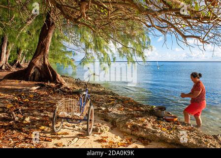 Lokale Fischer Frau in Fakarava Insel, Tuamotus Archipel Französisch Polynesien, Tuamotu Inseln, Südpazifik. Stockfoto