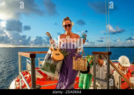 Paul Gauguin Kreuzfahrtmitarbeiter verankert in Fakarava, Tuamotus Archipel Französisch Polynesien, Tuamotu Inseln, Südpazifik. Stockfoto