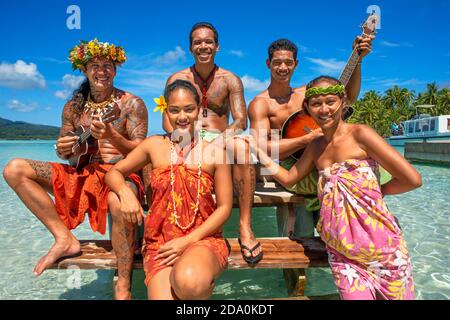Insel Taha'a, Französisch-Polynesien. Polynesische Musik und Tänze in der Motu Mahana, Taha'a, Gesellschaftsinseln, Französisch-Polynesien, Südpazifik. Stockfoto