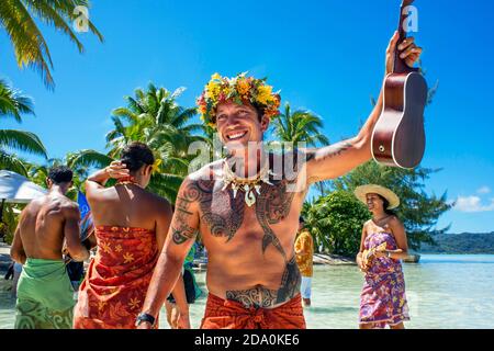 Insel Taha'a, Französisch-Polynesien. Polynesische Musik und Tänze in der Motu Mahana, Taha'a, Gesellschaftsinseln, Französisch-Polynesien, Südpazifik. Stockfoto