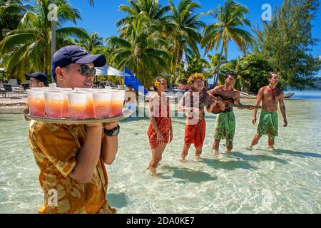 Insel Taha'a, Französisch-Polynesien. Polynesische Musik und Tänze in der Motu Mahana, Taha'a, Gesellschaftsinseln, Französisch-Polynesien, Südpazifik. Stockfoto