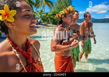 Insel Taha'a, Französisch-Polynesien. Polynesische Musik und Tänze in der Motu Mahana, Taha'a, Gesellschaftsinseln, Französisch-Polynesien, Südpazifik. Stockfoto