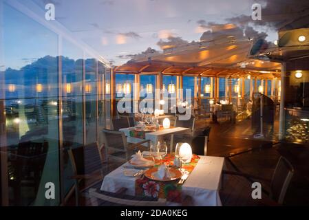 Restaurant in der luxuriösen Paul Gauguin Kreuzfahrt, Gesellschaftsinseln, Tuamotus Archipel, Französisch Polynesien, Südpazifik. Stockfoto