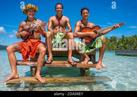 Insel Taha'a, Französisch-Polynesien. Polynesische Musik und Tänze in der Motu Mahana, Taha'a, Gesellschaftsinseln, Französisch-Polynesien, Südpazifik. Stockfoto