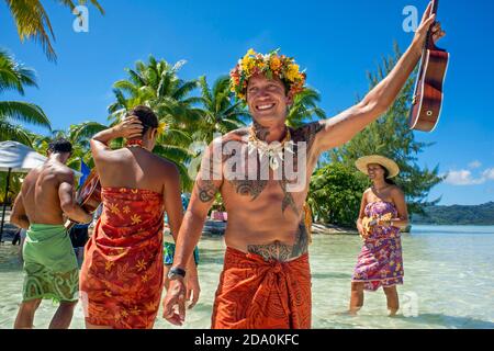 Insel Taha'a, Französisch-Polynesien. Polynesische Musik und Tänze in der Motu Mahana, Taha'a, Gesellschaftsinseln, Französisch-Polynesien, Südpazifik. Stockfoto