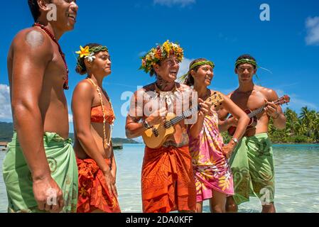 Insel Taha'a, Französisch-Polynesien. Polynesische Musik und Tänze in der Motu Mahana, Taha'a, Gesellschaftsinseln, Französisch-Polynesien, Südpazifik. Stockfoto