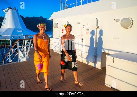 Nette Mädchen auf der Anklagebank von Paul Gauguin Kreuzfahrt, Gesellschaftsinseln, Tuamotus Archipel, Französisch-Polynesien, Südsee. Stockfoto