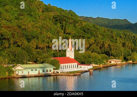 Kirche in der Bucht von Haamene in Tahaa, Französisch-Polynesien, Gesellschaftsinseln, Pazifikinseln, Pazifik. Stockfoto