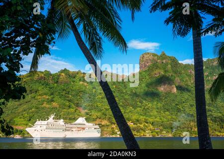 Paul Gauguin cruise in Moorea, Gesellschaftsinseln, Französisch-Polynesien Südsee verankert. Stockfoto