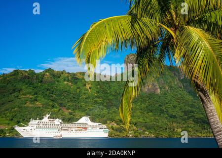 Paul Gauguin cruise in Moorea, Gesellschaftsinseln, Französisch-Polynesien Südsee verankert. Stockfoto