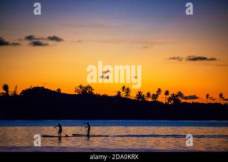 Rudern bei Sonnenuntergang in Französisch-Polynesien, Tahiti Nui, Gesellschaftsinseln, Französisch-Polynesien, Tahiti, Südsee. Stockfoto