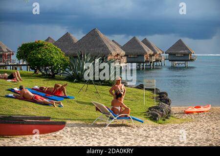 Sonnenuntergang im Le Meridien Hotel auf der Insel Tahiti, Französisch Polynesien, Tahiti Nui, Gesellschaftsinseln, Französisch Polynesien, Südpazifik. Stockfoto