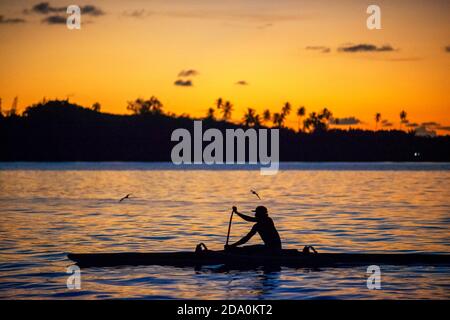 Rudern bei Sonnenuntergang in Französisch-Polynesien, Tahiti Nui, Gesellschaftsinseln, Französisch-Polynesien, Tahiti, Südsee. Stockfoto