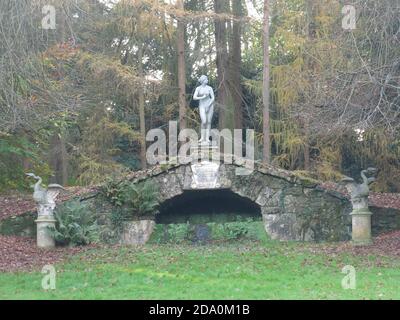 Die obere Kaskade mit einer Venus-Statue im Pictureque Venus Vale, das Werk des englischen Landschaftsgestalters William Kent im Rousham House & Garden. Stockfoto