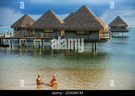 Sonnenuntergang im Le Meridien Hotel auf der Insel Tahiti, Französisch Polynesien, Tahiti Nui, Gesellschaftsinseln, Französisch Polynesien, Südpazifik. Stockfoto