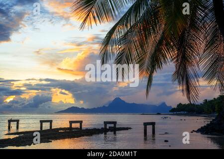 Sonnenuntergang im Le Meridien Hotel auf der Insel Tahiti, Französisch Polynesien, Tahiti Nui, Gesellschaftsinseln, Französisch Polynesien, Südpazifik. Stockfoto